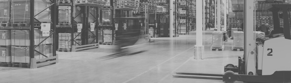 Chariot élévateur circulant dans un entrepôt logistique
