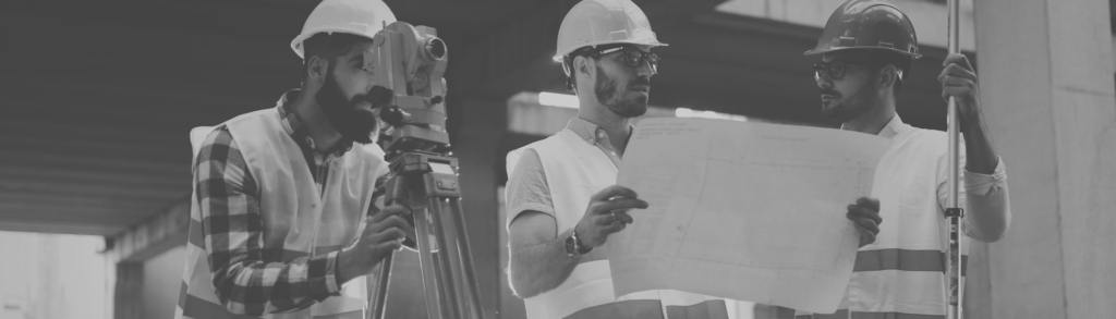 Professionnels réunis autour d’une table de travail