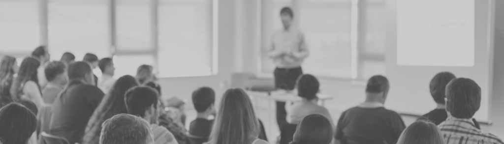 Formateur présentant un cours devant un groupe de participants
