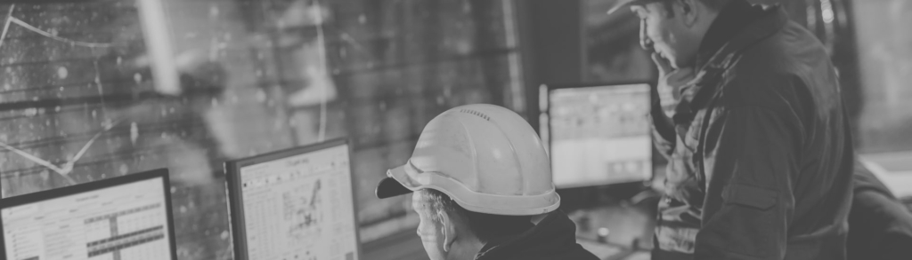 Supervision d’une installation industrielle Professionnels supervisant une installation depuis une salle de contrôle